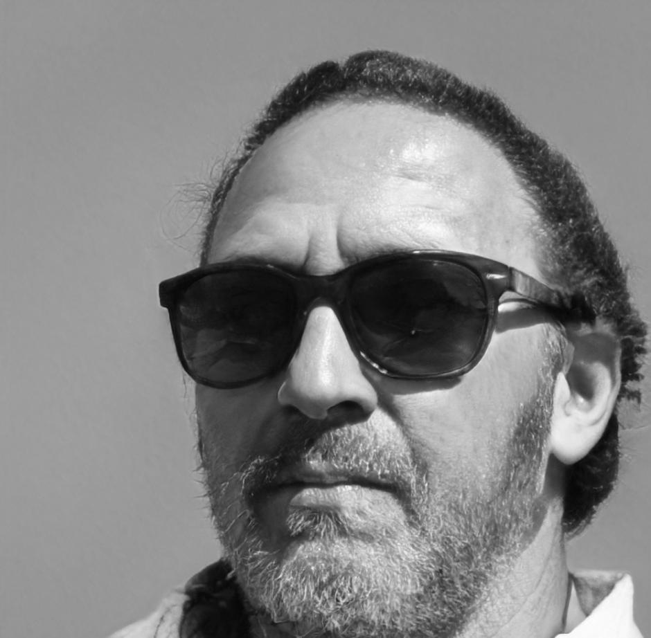 Retrato profesional de Aurelio Mendoza