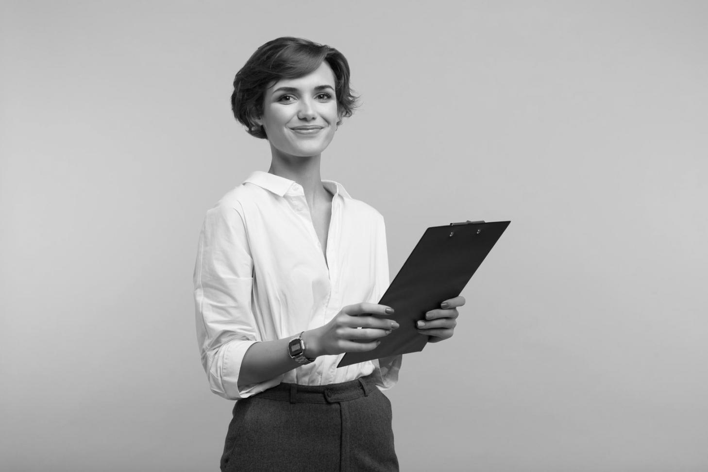 Analista financiero trabajando con datos complejos en múltiples pantallas